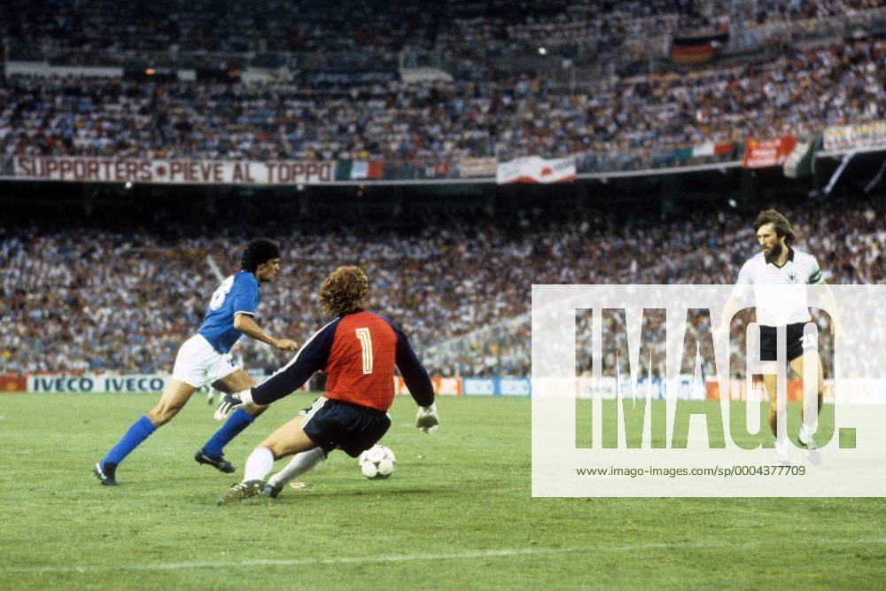 Alessandro Altobelli (Italien, li.) gegen Torwart Harald Schumacher und Manfred Kaltz (beide BR Deutschland) Fußball WM Herren WM Finale 1982, Länderspiel, Nationalteam, Nationaltrikot, Italien - BRD 3:1 Gruppe Madrid Dynamik,