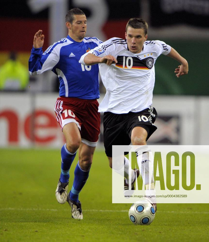 Lukas Podolski (Deutschland, re.) gegen Mario Frick (Liechtenstein) Fußball Länderspiel Herren WM Qualifikation 2009, Nationalteam, Nationaltrikot, Deutschland - Liechtenstein 4:0 Gruppe Leipzig Dynamik,