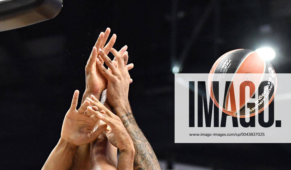 Five hands and one ball ALBA Berlin ZSKA Moscow Basketball, Euroleague, group stage, preliminary round, men, men, men, men, men, season 2019 2020 Berlin, 24 10 2019 Mercedes Benz Arena