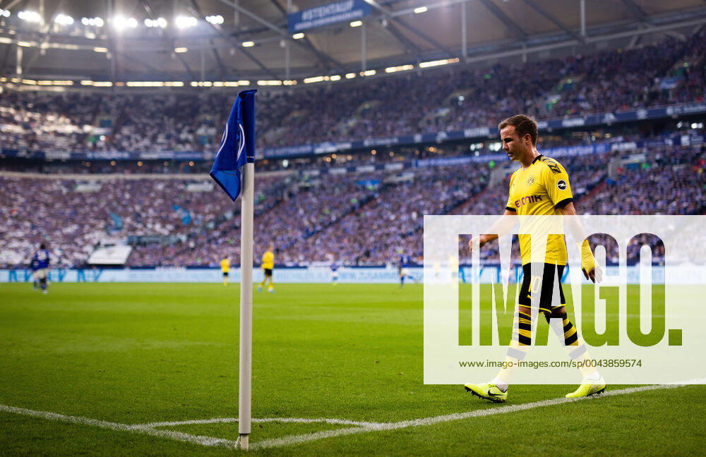Mario Götze BvB did not applaud after his substitution with Thorgan Hazard BvB from FC Schalke 04 Borussia Dortmund DFL regulations prohibit any use of photographs as image sequences and or quasi video