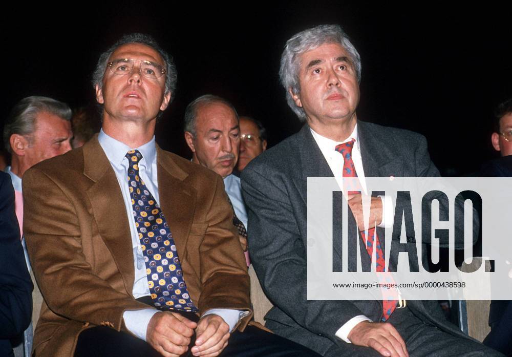 Präsident Franz Beckenbauer (li.) und Vizepräsident Dr. Fritz Scherer (beide Bayern) während der Jahreshauptversammlung Fußball 1. BL Herren Saison 1994 1995, FC Bayern München, Versammlung, Hauptversammlung, Mitgliederversammlung Gruppe München