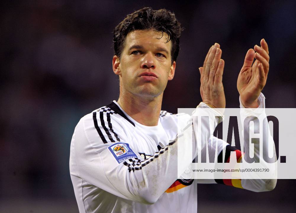 Michael Ballack (Deutschland) bedankt sich bei den Anhängern Fußball Länderspiel Herren WM Qualifikation 2009, Nationalteam, Nationaltrikot, Vdig Einzelbild Leipzig