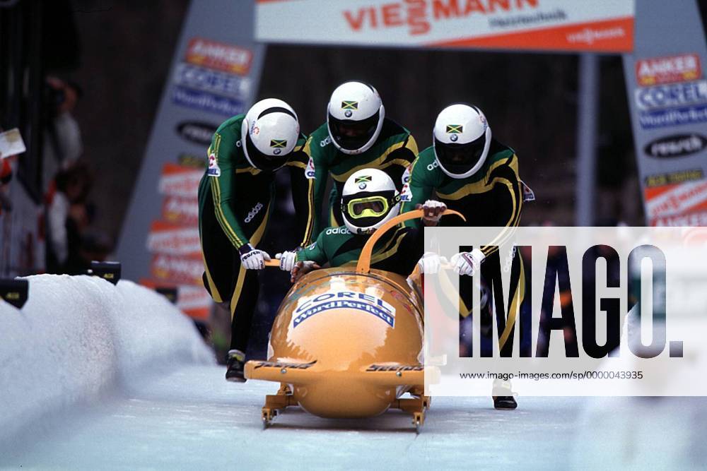 Bob Jamaika 1 mit Pilot Dudley Stokes, Wayne Thomas, Winston Watts und Christian Stokes am Start Bobsport Herren Weltcup, Worldcup: Vierer, Viererbob, Bob, World Cup Gruppe Igls Innsbruck, Igls Dynamik,