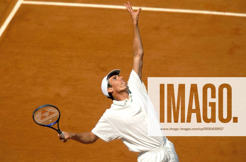Michael Stich (Deutschland) - Aufschlag Tennis Herren French Open 1996, Grand Slam, ATP-Tour, Sand, Sandplatz, Sandplatztennis, Sandplatzturnier Einzelbild Roland Garros Paris