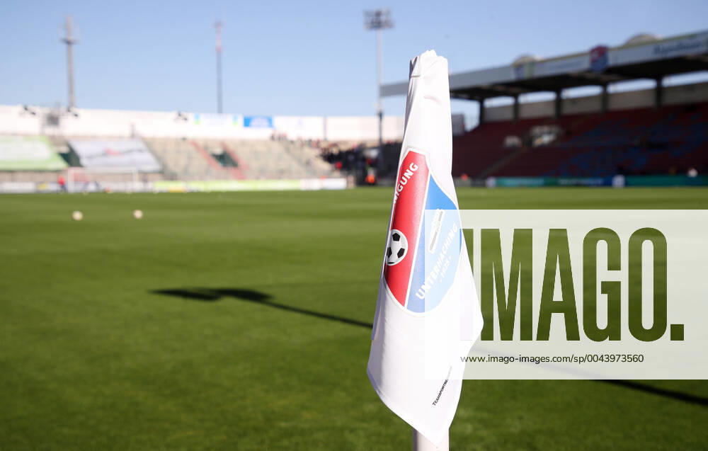 Unterhaching, 26 10 2019, Sportpark Unterhaching, 3 Liga, 13 Spieltag , SpVgg Unterhaching vs FSV Zwickau 0 0 , In the picture stadium view with corner flag , According to the guidelines of the DFB Deutscher Fussballbund it is prohibited, to use or have used photographs taken in the stadium and or the match in the form of sequence pictures and or video-like photo series,