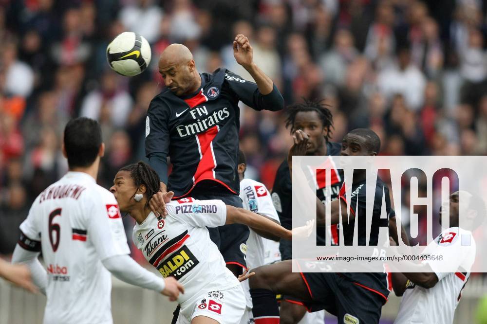 Sammy Traore (Paris St. Germain, 3.v.li.) stützt sich bei Loic Remy (Nizza, 2.v.li.) auf - (pan30886) Fußball Herren Ligue 1 2008 2009, 1. Französische Liga, Paris St. Germain - OGC Nice 2:1, Nizza, PSG, Vdig Gruppe Paris Dynamik,