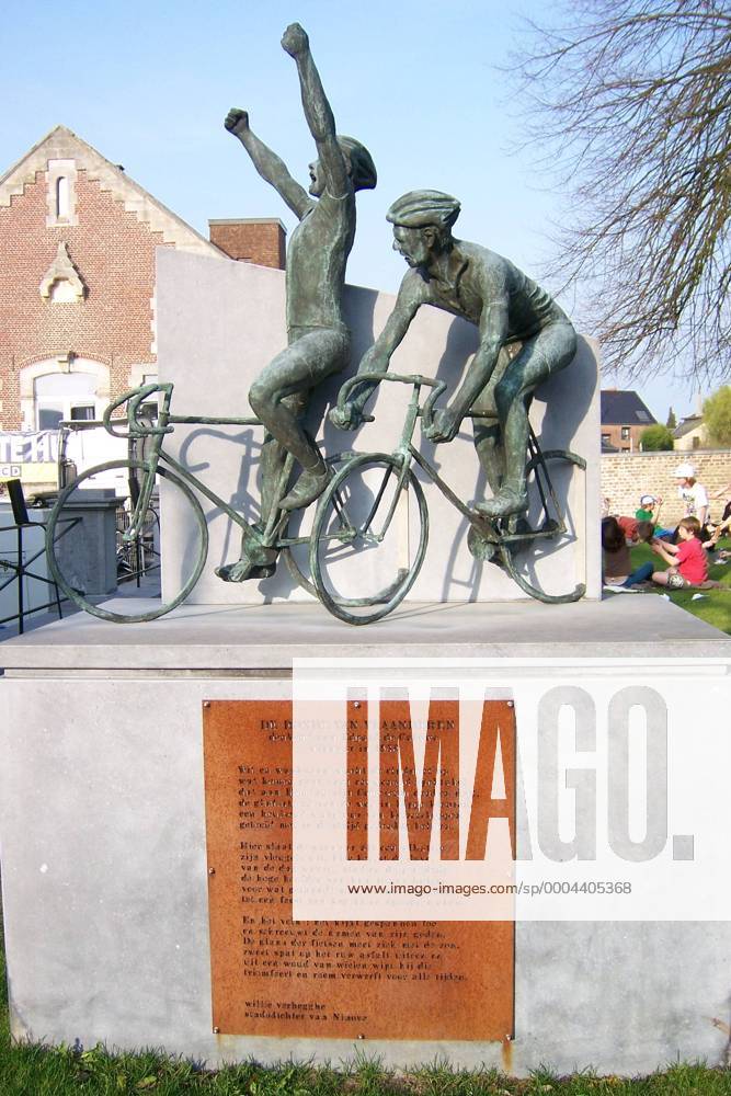 Radsportdenkmal in Ninove zu Ehren von Edgard De Caluwe (Belgien), Sieger der Flandernrundfahrt 1938 - Radsport Herren Flandernrundfahrt 2009, Flandern Rundfahrt, ProTour, Straßenradsport, Straße, Rad Einzelbild Ninove