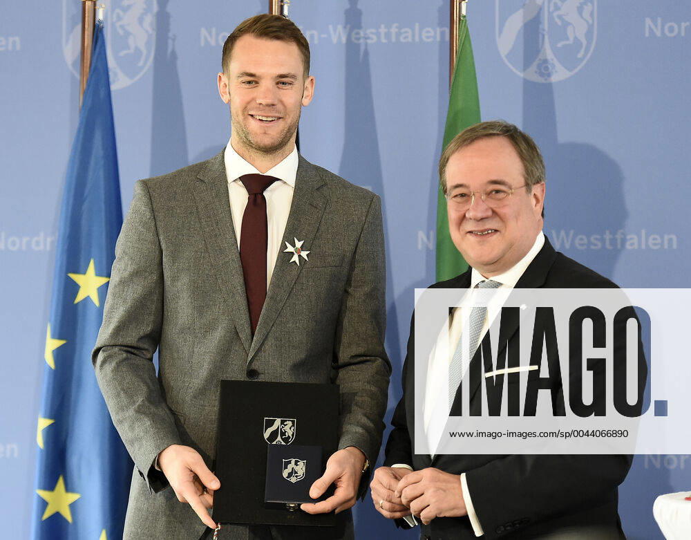Award of the Order of Merit of the State of North Rhine-Westphalia to Manuel Neuer Manuel Neuer, goalkeeper of Bayern Munich and the German national team was awarded the Order of Merit of NRW Minister President Armin Laschet in the State Chancellery of the State of North Rhine-Westphalia, photographed on 30 10 2019 Â