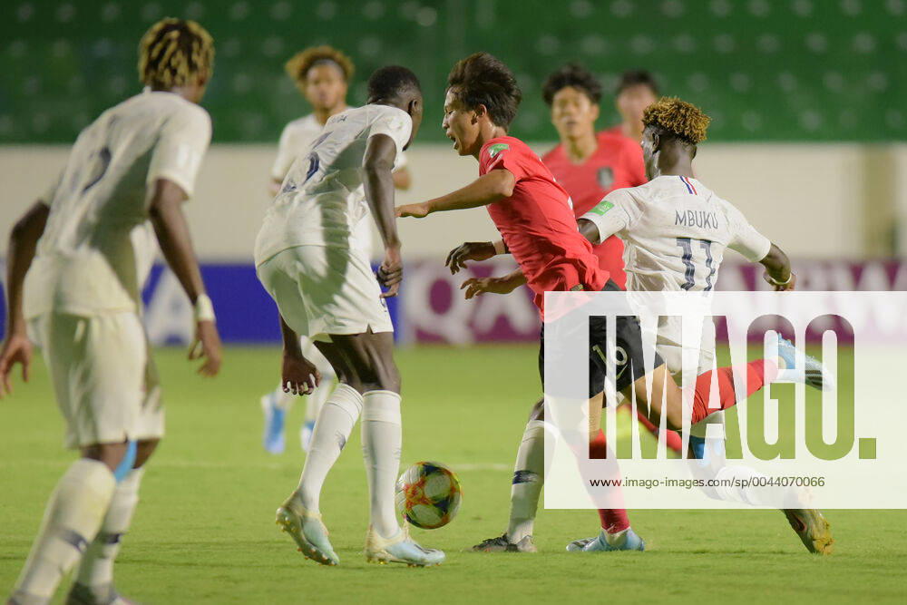 Sub 17 República da Korea e França GOIÂNIA, GO - 30.10.2019: SUB 17 REPÚBLICA DA KOREA E FRANÇA - Eom Jisung and Nathanael Mbuku during Under 17 Republic of Korea and France. Match valid for the FIFA U17, U 17 World Cup group stage. Serrinha Stadium in Goiânia, GO. (Photo: Reinaldo Reginato Fotoarena) x1822649x ReinaldoxReginato