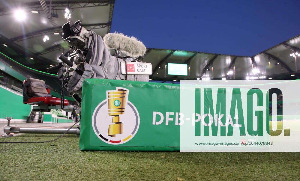 Wolfsburg, 30 10 2019, Volkswagen Arena, Soccer, DFB Cup, 2 Main Round , Vfl Wolfsburg vs. RB Leipzig 1 6 0 1 , Im Bild TV Kamera mit Logo DFB Pokal , According to the guidelines of the DFB Deutscher Fussballbund it is prohibited, to use or have used photographs taken in the stadium and or the match in the form of sequence pictures and or video-like photo series,