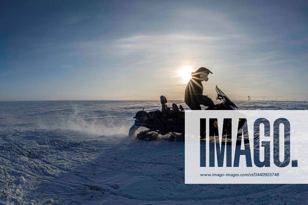 Alaska, USA - U.S. East-Coast based Naval Special Warfare Operators (SEALs) and Norwegian Naval Special Operations Commandos conduct land-based arctic mobility interoperability training in an extreme Arctic environment in Utqiagvik, Alaska, February. 27, 2024, during Arctic Edge 24. AE24 is an annual defense exercise for the U.S. Northern Command emphasizing Joint Force operations in an extreme cold weather and high latitude environment and is designed to demonstrate Globally Integrated Layered Defense in the Arctic. ( Jeff Atherton) USA - ZUMAz03_ 20240227_shv_z03_099