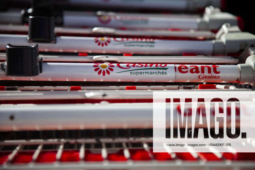 Illustration - Geant Casino Supermarket Shopping carts are available to customers at the entrance to the Geant Casino, image illustrating a Geant Casino supermarket, France, Hautes-Alpes, Briancon, on March06, 2024. Photo by Thibaut Durand ABACAPRESS.COM Briancon Provence - Alpes - Cote d azur France