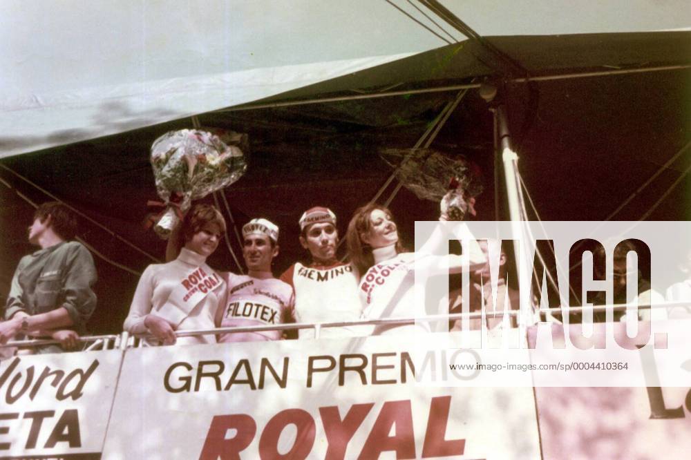 Siegerehrung 2. Etappe Giro d Italia 1970 mit Etappensieger Eddy Merckx (Belgien Faemino, Mitte re.) und dem Gesamtführenden Franco Bitossi (Italien Filotex, Mitte li.) - Radsport Herren Giro d Italia 1970, dItalia, Straßenradsport, Straße, Rad Gruppe 2. Etappe: Comerio - Saint Vincent Freude,