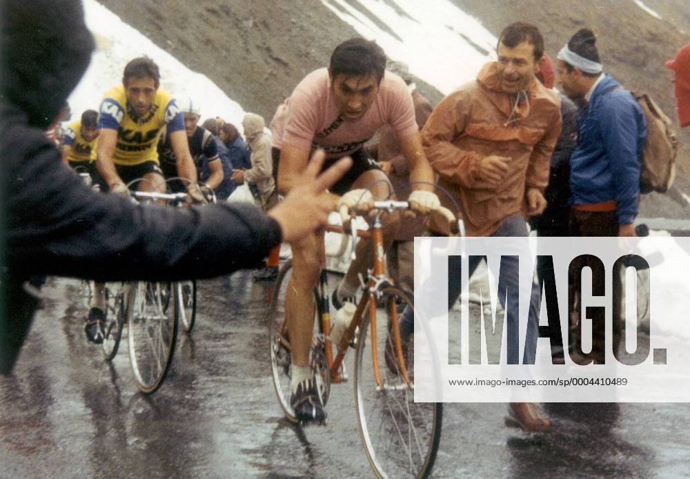 Eddy Merckx (Belgien Molteni, re.) vor Vicente Lopez Carril (Spanien Kas Kaskol) - Radsport Herren Giro d Italia 1972, dItalia, Straßenradsport, Straße, Rad Gruppe 17. Etappe: Livigno - Passo Stelvio Dynamik,