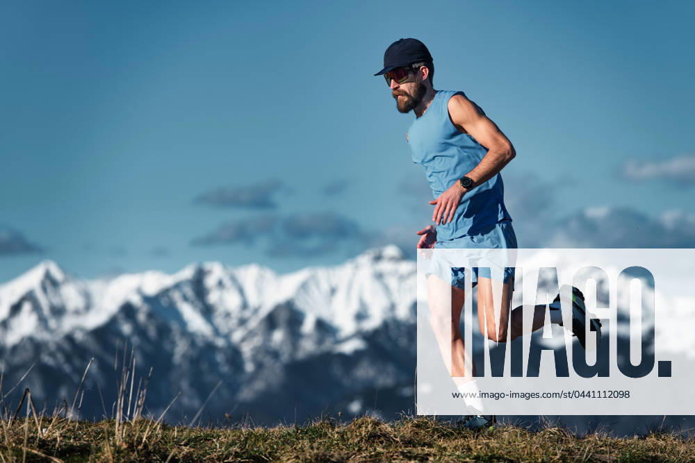 Mountain run a Man trained alone 1104311224 ,model released, Symbolfoto