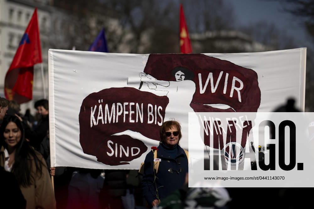 International Woman s Day Berlin DEU, Deutschland, Germany, Berlin, 08.03.2024 Demonstranten mit Transparent Wir Kaempfren bis wir frei sind von DIDF auf der Demonstration vom Internationalen Frauentag vom DGB Verdi und dem Buendnis fuer sexuelle Selbstbestimmung unter dem Motto Internationaler Frauentag Feministisch Solidarisch Gewerkschaftlich Feminismus Antidiskrimierung am 8. Maerz in Berlin Deutschland . Die Demostration zum Frauentag fordert die Gleichberechtigung und mehr Rechte von Frauen, die sexuelle Selbstbestimmung und protestiert gegen sexuelle Gewalt an Frauen und patriachale Strukturen. Seit 1921 wird der Frauentag jaehrlich am 8. Maerz 2024 gefeiert und ist Feiertag in Berlin en: Demonstrators with banner We will fight until
