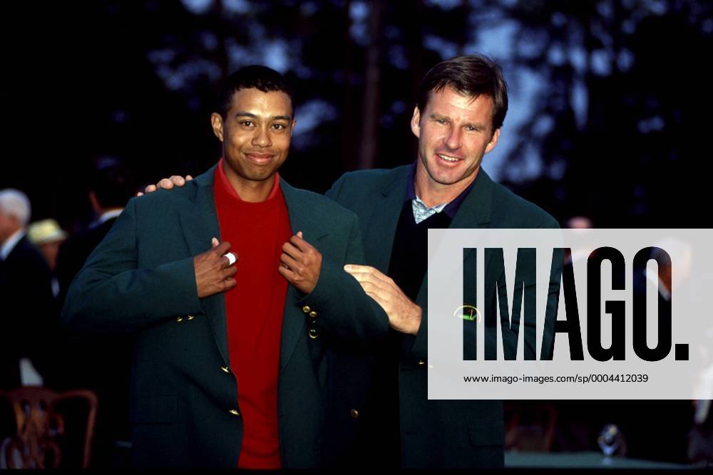 Sieger Tiger Woods (USA, li.) bekommt bei der Siegerehrung des Masters Tournament 1997 von Vorgänger Nick Faldo (England) das grüne Jackett übergestreift - (Icon5020224) Golf Herren Masters Tournament 1997, PGA Tour Gruppe Augusta Freude,