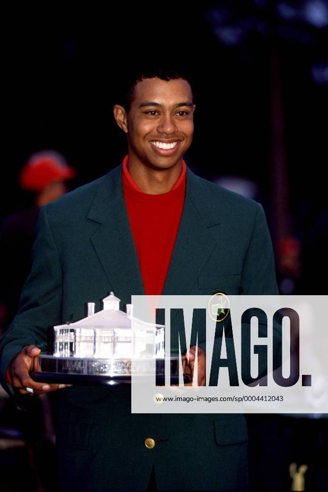 Sieger Tiger Woods (USA) mit Trophäe bei der Siegerehrung des Masters Tournament 1997 - (Icon5020226) Golf Herren Masters Tournament 1997, PGA Tour Einzelbild Augusta Freude,