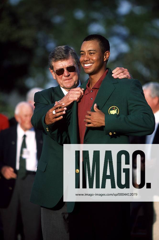 Sieger Tiger Woods (USA) bekommt bei der Siegerehrung des Masters Tournament 2002 von Chairman Hootie Johnson (USA) das grüne Jackett übergestreift - (Icon6020974) Golf Herren Masters Tournament 2002, PGA Tour Gruppe Augusta Freude,