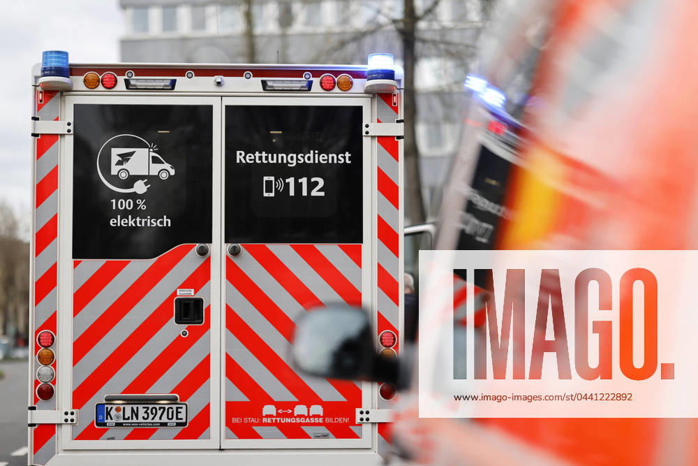 An ambulance with an emergency doctor on a rescue mission in Colognes Südstadt district Themed image, symbolic image Cologne, 18 03 2024 NRW Germany