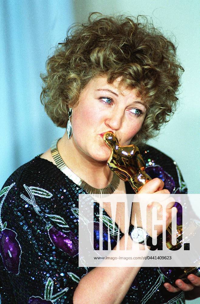 BRENDA FRICKER Irish Actress Attending the 1990 Academy Awards in Los Angeles COMPULSORY CREDIT: UPPA Photoshot Photo UMS 000409 Y-34a 26.03.1990 BRENDA FRICKER Irish Actress Attending the 1990 Academy Awards in Los Angeles, Credit:Starstock Photoshot Avalon United Kingdom