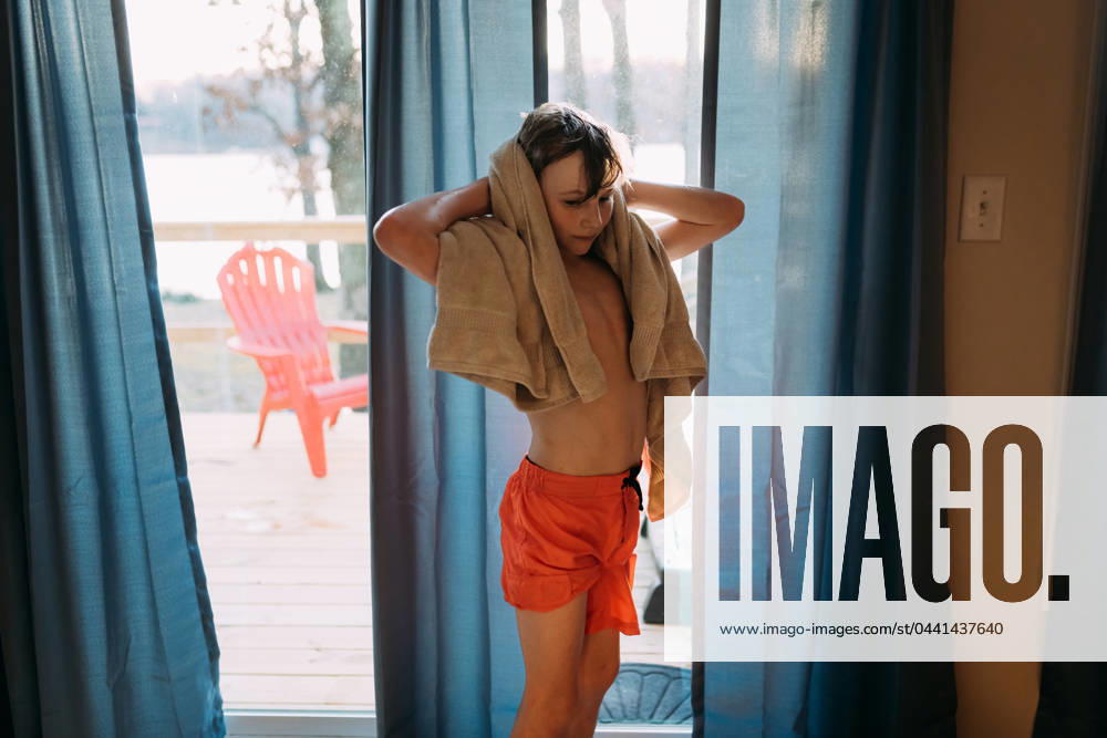 IMAGO Creative, Jahreszeit Sommer, Sommerferien Child towel drying inside after swimming Metropolis, Illinois, United States CR_WEKW240319-1371552-01 ,model released, Symbolfoto