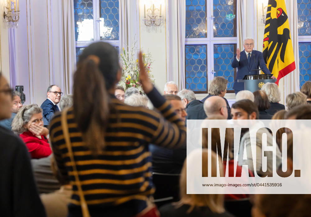 Bilder des Jahres 2024, News 02 Februar Bundespraesident Frank-Walter Steinmeier (re. hinten) sprach am Donnerstag (21.03.2024) in der Alten Boerse in Leipzig zu 35 Jahre friedliche Revolution und 75 Jahre Grundgesetz. (Foto: mehrere portestierende Frauen unterbrachen Steinmeier bei dessen Rede. Sie forderten ein Ende der Kaempfe in Gaza) Steinmeier sagte: Die Demokratie zu schuetzen und zu staerken, sie wehrhafter zu machen, das ist die Bewaehrung, vor der wir stehen. Der Bundespraesident hatte zuvor die Buchmesse besucht. Vor 35 Jahren, am 9. Oktober 1989, gingen in Leipzig ueber 70.000 Menschen fuer Freiheit und Demokratie auf die Strasse. Das Grundgesetz wurde am 23. Mai 1949 verkuendet, seit 1990 gilt es auch auf dem Gebiet der ehemaligen DDR. (Siehe epd-Meldung vom 21.03