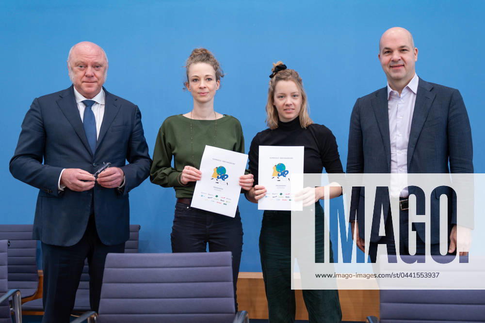 Federal Press Conference on the topic of climate money We show that it is possible Dr Ulrich Schneider, Chief Executive Officer, Der Paritaetische Gesamtverband together with Helena Steinhaus, Founder Sanktionsfrei e V , Carla Reemtsma, Frida
