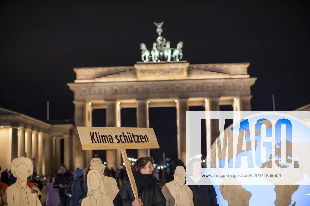 Earth Hour 2024 Lights at the Brandenburg Gate go out for the climate, lights out for climate protection The Brandenburg Gate in Berlin was shrouded in darkness for one hour as part of Earth Hour 2024 With this symbolic action, millions of people around