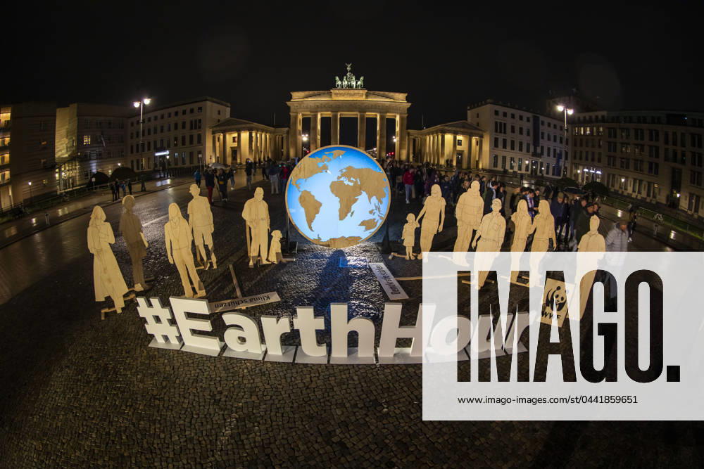 Earth Hour 2024 Lights at the Brandenburg Gate go out for the climate, lights out for climate protection The Brandenburg Gate in Berlin was shrouded in darkness for one hour as part of Earth Hour 2024 With this symbolic action, millions of people around