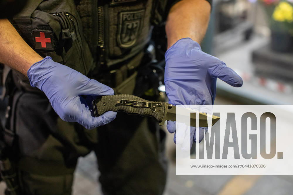 The Federal Police, together with the state police, DB Sicherheit and Hochbahn, checked the weapons control zone at Hamburg Central Station on Saturday night Various weapons were seized