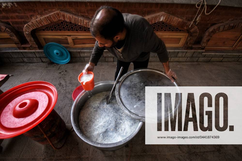 KW12 India: Local mosque hosts open biggest iftar event in Kashmir Local mosque members preparing food for people to them break their fast, outside a mosque during holy month of Ramadan. Masjid-e-Bilal (RDA) in Srinagar has become a beacon of generosity, offering Iftar to more than 700 individuals daily during the sacred month of Ramadan, on March 23,2024, in Srinagar, India. Srinagar Jammu and Kashmir India