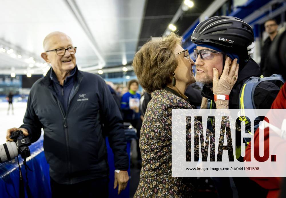HEERENVEEN - Pieter van Vollenhoven, Princess Margriet and Prince Pieter Christiaan on the Thialf ice rink during the kick-off of De Hollandse 100. The duathlon is held annually to raise money for research into the nature and treatment of lymphoma. ANP KOEN VAN WEEL netherlands out - belgium out