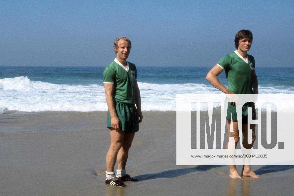 Berti Vogts (li.) und Peter Nogly (beide BR Deutschland) am Strand von Rio de Janeiro Fußball WM Herren WM 1978, Nationalmannschaft, Training, Trainingslager Gruppe Rio de Janeiro