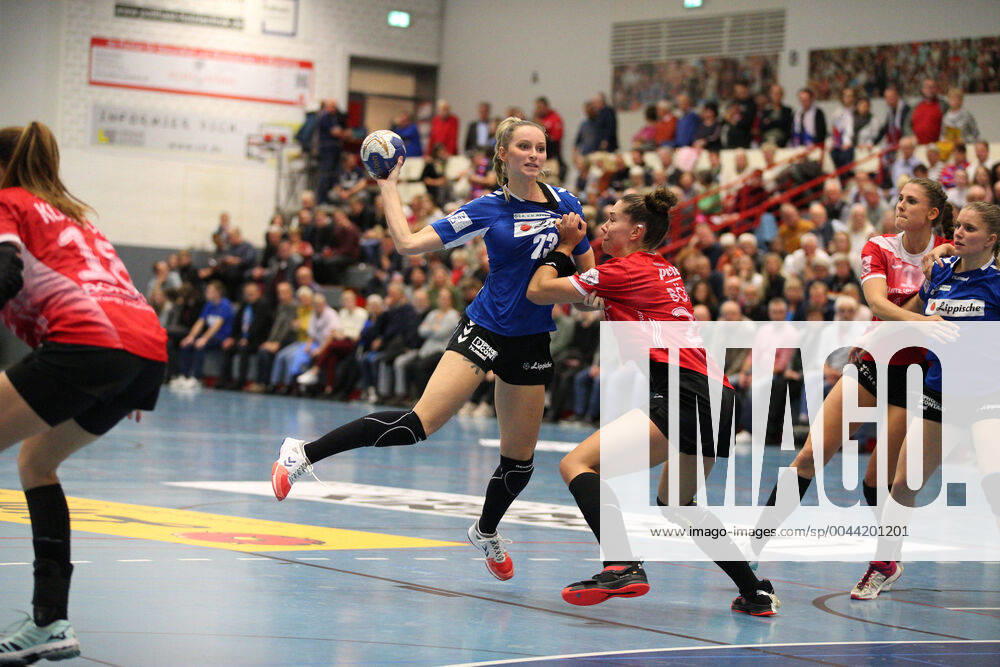 Silje Brons Petersen HSG Blomberg Lippe 23 against Emily Boelk Thueringer HC 20 right GER, Handball, DHB Cup Women, Round of 16, HSG Blomberg Lippe against Thueringer HC, 02 11 2019 Blomberg