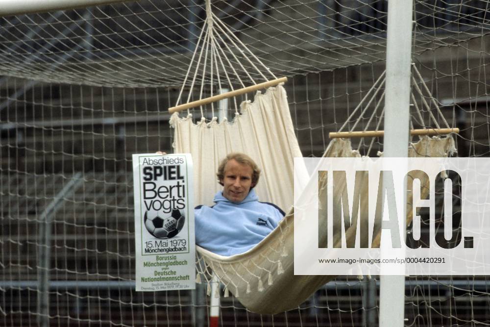 Berti Vogts (Gladbach) liegt auf einer Hängematte im Tor - Nach dem angekündigten Abschiedsspiel wird er genug Zeit für Müßiggang haben Fußball 1. BL Herren Vorschau Berti Vogts Abschiedsspiel 1979, Abschied, Karriereende, Karriere Ende, Einzelbild Mönchengladbach