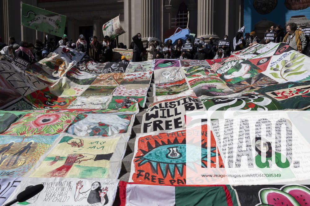 A huge quilt for Gaza was unfurled on the steps of the Met by pro-Palestinian protesters. Hundreds of protesters along with musicians, dancers and speakers occupied the steps on Fifth Ave. New York USA - ZUMAr174 20240324_znp_r174_016