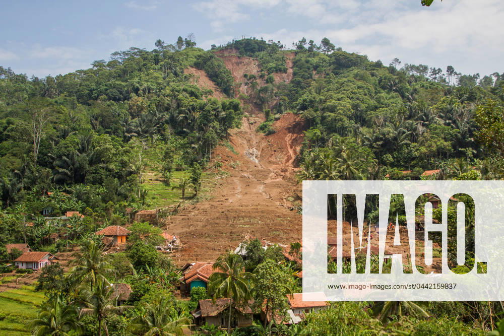 General view of landslides that hits in Cigintung Village, Cibenda, West Bandung Regency. Heavy rains on Sunday, 24 March caused flash floods and landslides that damaged 30 houses, 350 people displaced and 10 people still missing, Regional Disaster Management Agency said. Bandung Indonesia - ZUMAs281 20240325_zip_s281_014