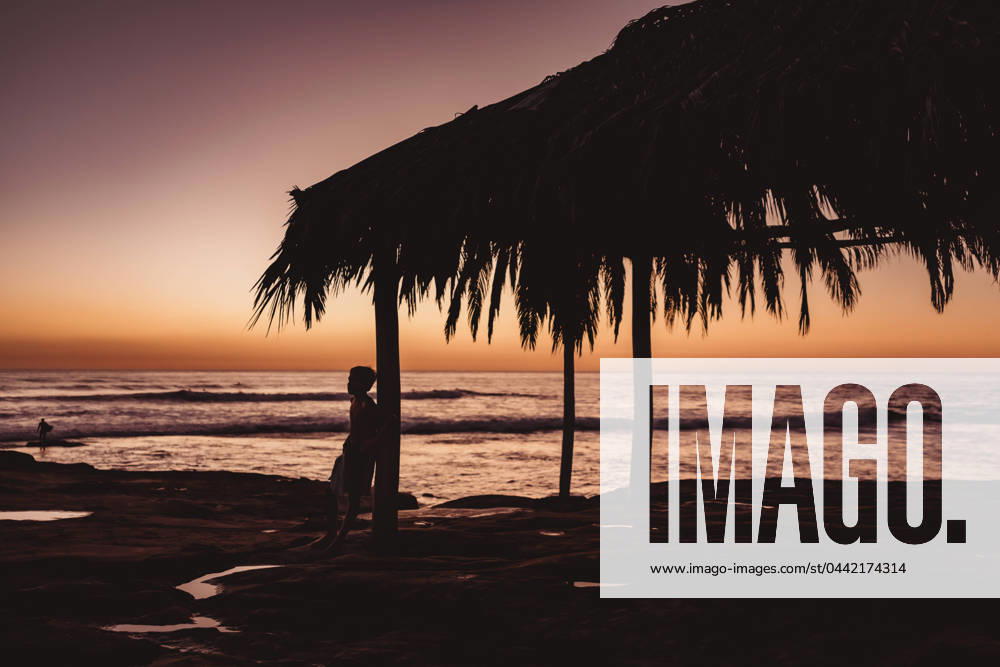Silhouette of boy with the ocean and sunset in the background United States, California, San Diego CR_CHDO24032266-1361196-01 ,model released, Symbolfoto