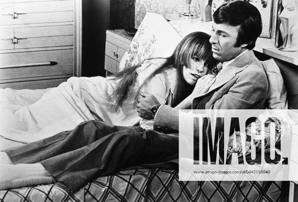 TV: MARY HARTMAN, 1976. Louise Lasser (Mary Hartman of the title) and Greg Mullavey in the soap opera parody Mary Hartman, Mary Hartman, produced by Norman Lear, 1976.