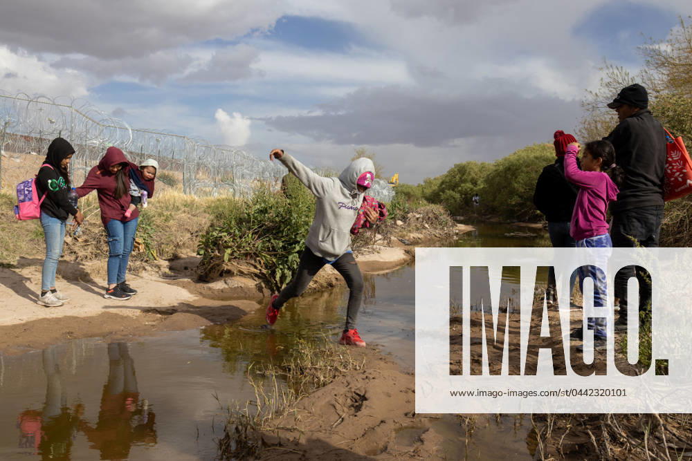 A family that attempted to cross the border returns to Mexico by crossing the Rio Grande, after the National Guard prevented them from entering the United States irregularly. Now, the family will attempt to cross undetected. - ZUMAp241 20240325_zip_p241_001