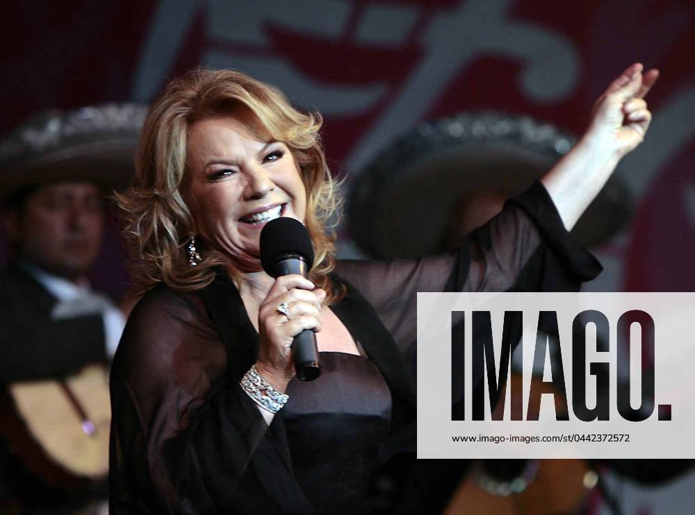 GDL80903015. Singer Vikki Carr performed last night at Teatro Degollado in Guadalajara, on the occasion of the International Encounter of the Mariachi and Charrería. NOTIMEX PHOTO LUIS FERNANDO MORENO LFM ACE GDL80903015. El Encuentro Internacional del Mariachi y la Charrería se engalanó con la presencia de Vikki Carr en el Teatro Degollado de la ciudad de Guadalajara. NOTIMEX FOTO LUIS FERNANDO MORENO LFM ACE GUADALAJARA JALISCO MÉXICO