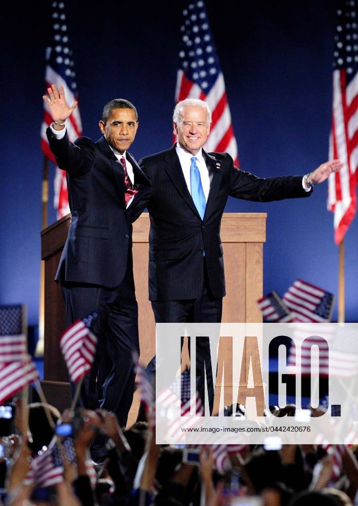 ILL81105012. Barack Obama, se convirtió en el primer presidente electo afroamericano de Estados Unidos y logró inspirar a una nueva generación de jóvenes estadunidenses y de minorías, asumirá la Presidencia el 20 de enero de 2009, será beneficiado también por una mayoría extendida de los demócratas en la Cámara de Representantes y en el Senado. En la imagen festeja con su companero de campana Joe Biden después de saberse ganador. NOTIMEX FOTO XHINHUA COR POL CHICAGO ILLINOIS MÉXICO