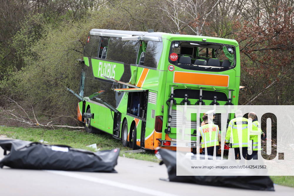 A 9 between Wiedemar and Schkeuditzer Kreuz Serious accident on the highway A coach overturned, at least 5 people killed