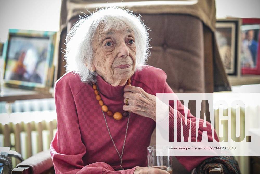 Margot Friedländer is Berlin Woman of the Year p Morgenpost editor-in-chief Peter Schink presents Holocaust survivor Margot Friedländer with the Berlin Woman of the Year certificate , photographed on 27 03 2024 in Berlin Germany Berlin Berlin Copyright MaurizioxGambarini