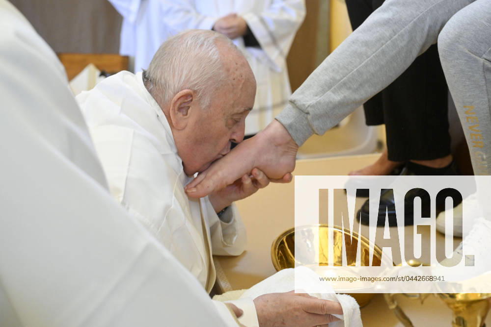 Italien, Papst Franziskus bei Fußwaschung am Gründonnerstag im Rebibbia Frauengefängnis in Rom Italy, Rome, Vatican, 2024 3 28.Pope Francis during the celebration of the Last Supper Mass with inmates at the Rebibbia Women s Prison , on Holy Thursday, in Rome, Photograph by Vatican Media Catholic Press Photo s. RESTRICTED TO EDITORIAL USE - NO MARKETING - NO ADVERTISING CAMPAIGNS.