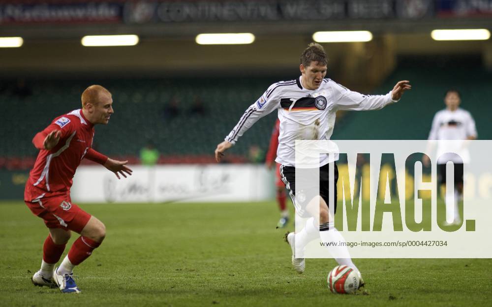 Bastian Schweinsteiger (Deutschland, re.) gegen James Collins (Wales) Fußball Länderspiel Herren WM Quali 2009, Nationalteam, Nationaltrikot, Wales - Deutschland 0:2 Gruppe Cardiff Dynamik,