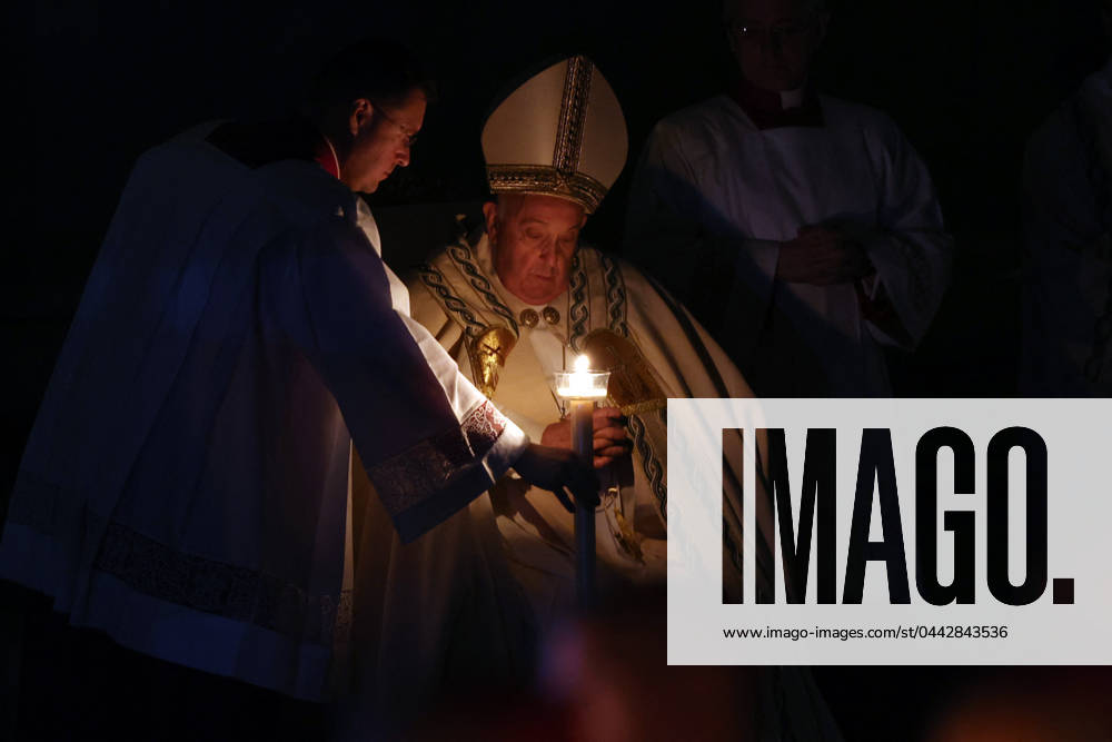 Pope Francis presides over the rite of the Easter vigil Vatican City, Italy 30.03.2024: Pope Francis presides over the rite of the Easter vigil at the Altare della Confessione, St. Peter s Basilica for the Holy Week of Easter in Vatican City. Rome italy Italy