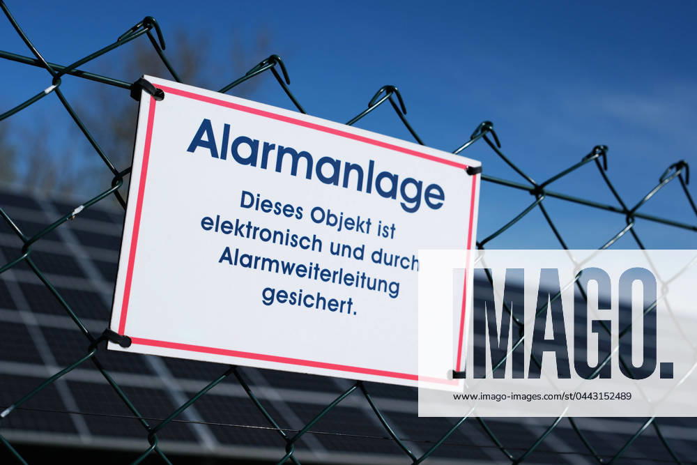 Indication of security by an alarm system on the fence of a solar installation