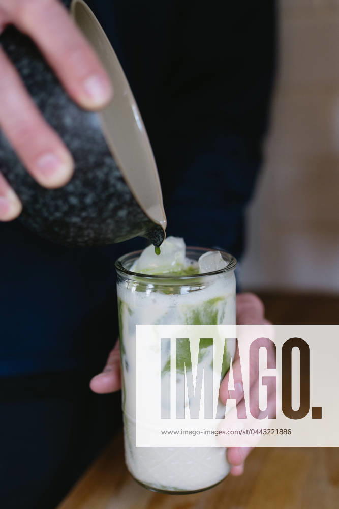 Pouring green tea into milk for matcha latte Bloomington, Indiana, United States R_QGNV240402-1384560-01 ,model released, Symbolfoto